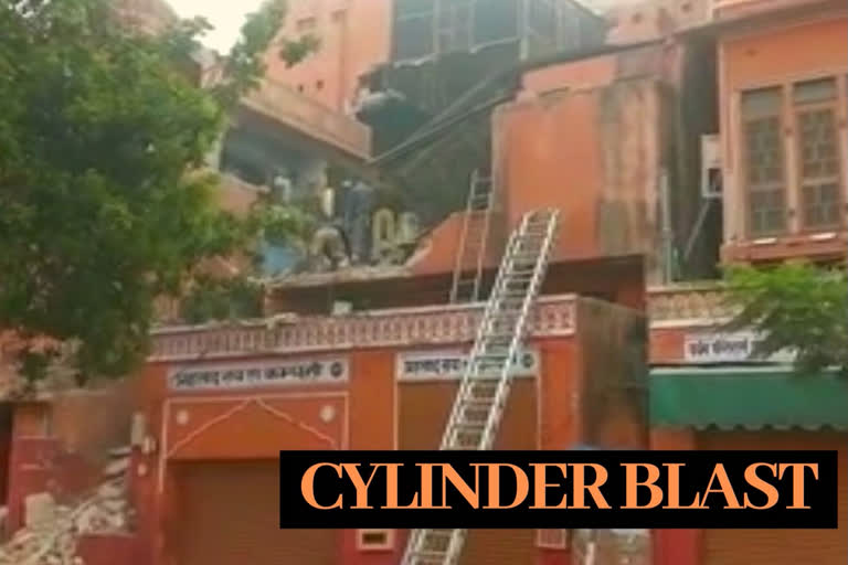 Jaipur cylinder blast  3 burried  house collapses  ജയ്പൂരിൽ ഗ്യാസ് സിലിണ്ടർ പൊട്ടിത്തെറിച്ച് രണ്ട് പേർ മരിച്ചു  ജയ്പൂർ