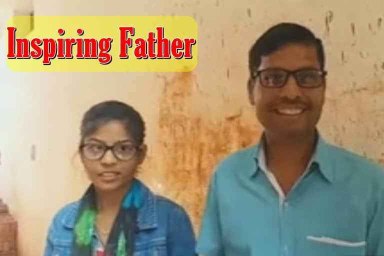 father daughter exam  Bal Kishan Shaini  Gwalior  Madhya Pradesh  പന്ത്രണ്ടാം ക്ലാസ്  മകൾക്കൊപ്പം അച്ഛനും.  മധ്യപ്രദേശ്  ഹയർ സെക്കൻഡറി പരീക്ഷ  വിദ്യാഭ്യാസം