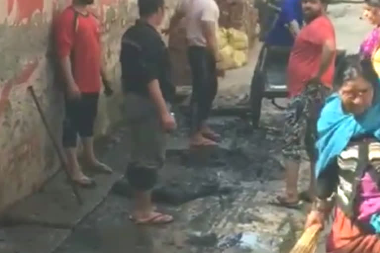 residents of kaushambi cleaning the drain by their own in ghaziabad