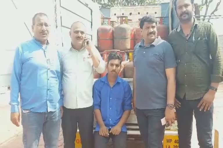 Accused of selling gas cylinder in black arrested