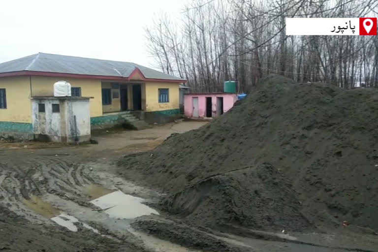 pampore: students forced to study in dangerous environment, administration mute spectator