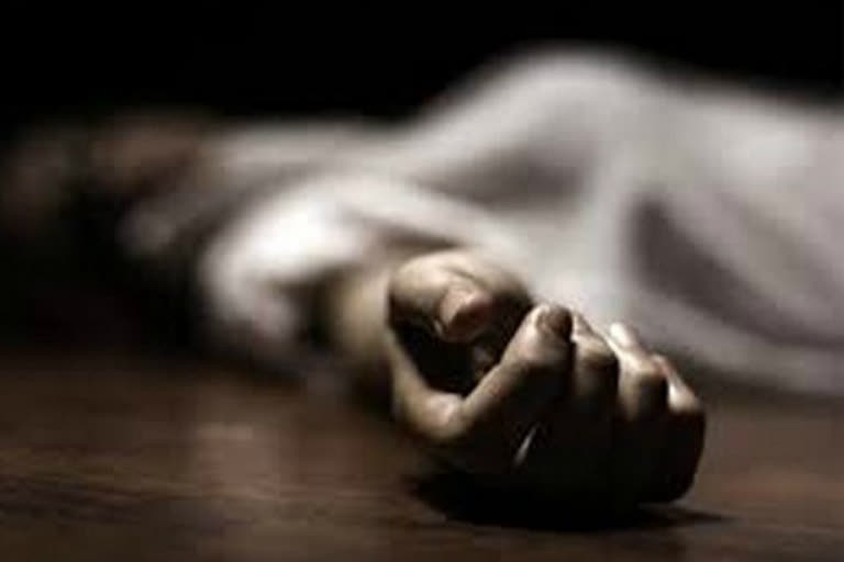 suspected death of woman falling from roof in noida