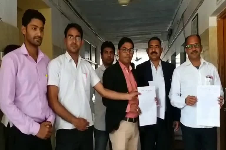 कलेक्टर को सौंपा ज्ञापन, Advocates submitted memorandum