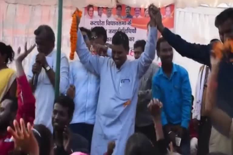 MLA Purushottam Kanwar danced in meeting ceremony program in Katghora