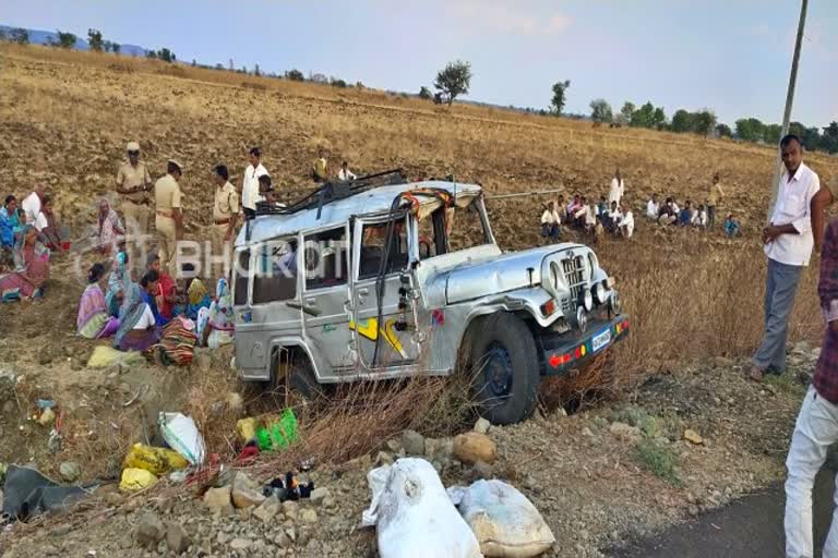 ಟಯರ್​ ಸ್ಪೋಟಗೊಂಡು ಕ್ರೂಷರ್ ಪಲ್ಟಿ