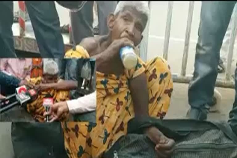 Educated elderly woman Beggar at Puri  പുരിയിലെ വിദ്യാസമ്പന്നയായ യാചക  puri  പുരി  യാചക