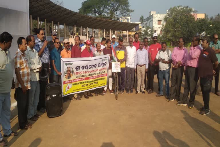 Traveling India on a bicycle with a blood donation awareness message