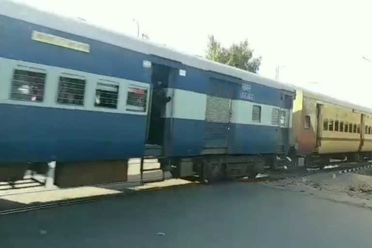 ट्रेन में डिब्बे बढ़ाए, Railways increased temporary coaches