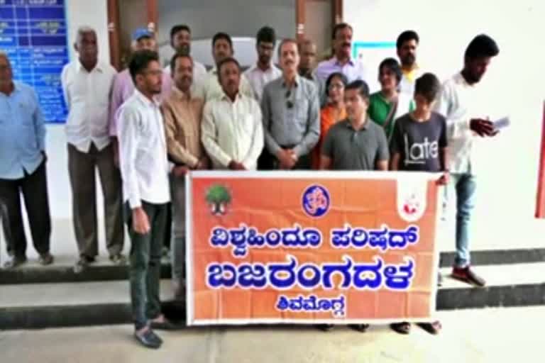 vhp-and-bajrang-dal-protest-against-freedom-fighter-doreswamy-in-shimoga