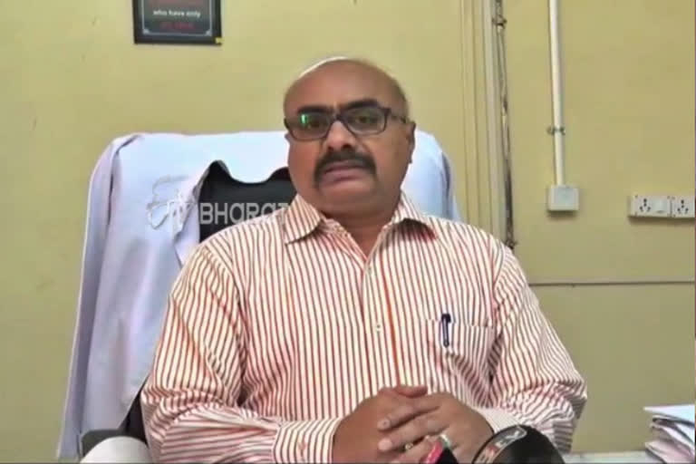 Coronavirus alert, Coronavirus alert in Dharwad, Coronavirus alert in Dharwad district hospital, ಕೊರೊನಾ ವೈರಸ್​ ಎಚ್ಚರಿಕೆ, ಧಾರವಾಡದಲ್ಲಿ ಕೊರೊನಾ ವೈರಸ್​ ಎಚ್ಚರಿಕೆ, ಧಾರವಾಡ ಜಿಲ್ಲಾಸ್ಪತ್ರೆಯಲ್ಲಿ ಕೊರೊನಾ ವೈರಸ್​ ಎಚ್ಚರಿಕೆ,