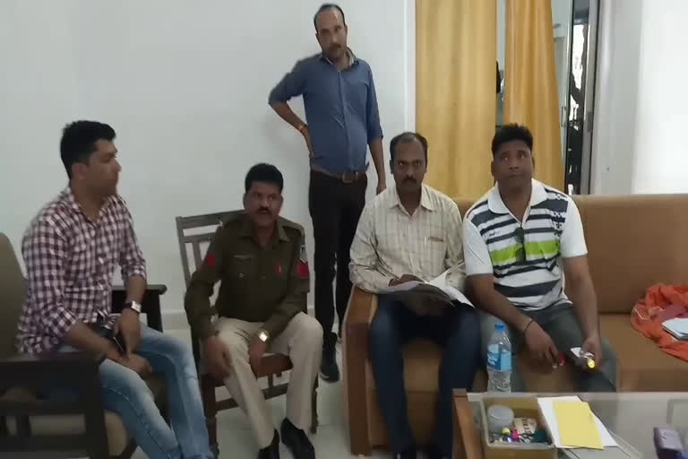 Court clerk caught red handed while taking bribe in sardarpur court of dhar