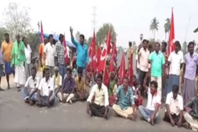 Aathanoor People protest demanding road construction