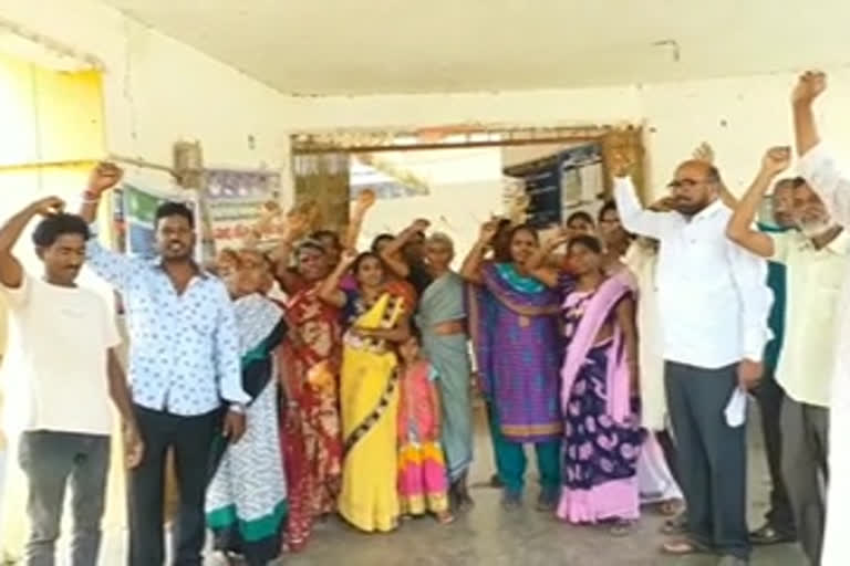 benificiaries protest for their house lands in srikakulam dst