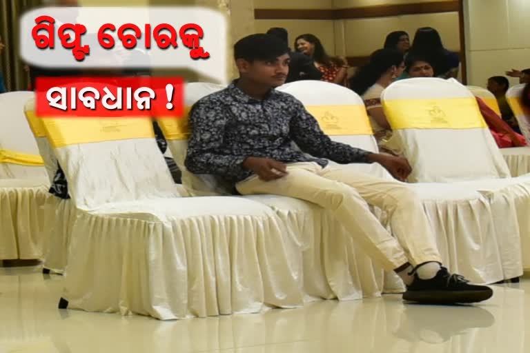 Find out how the thief walks around the wedding hall in disguise !