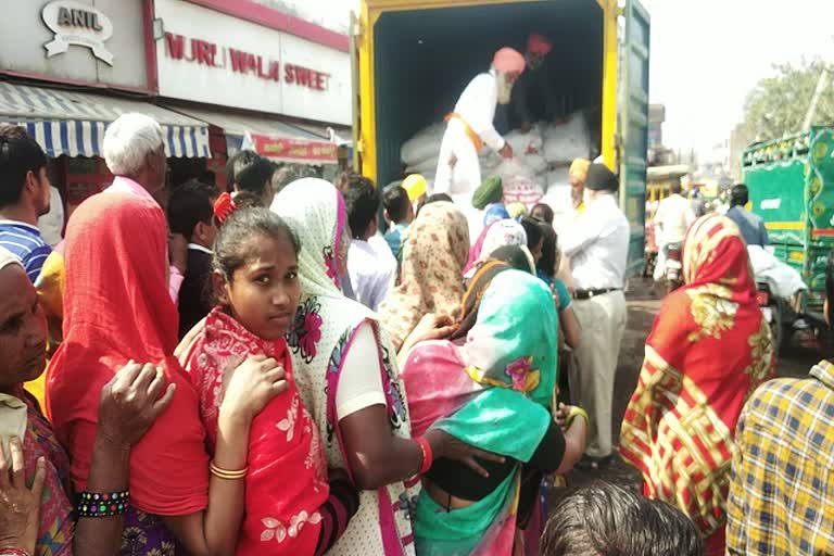 Sikh people supply food in effected area