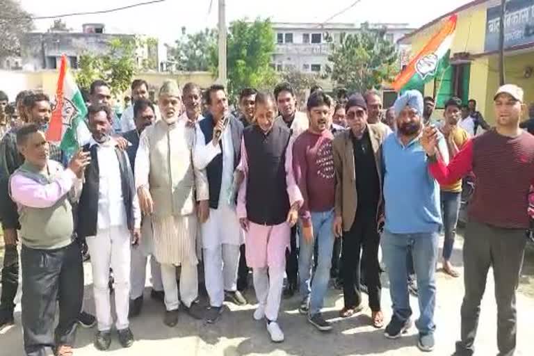 Congress protests in Amroha for farmers