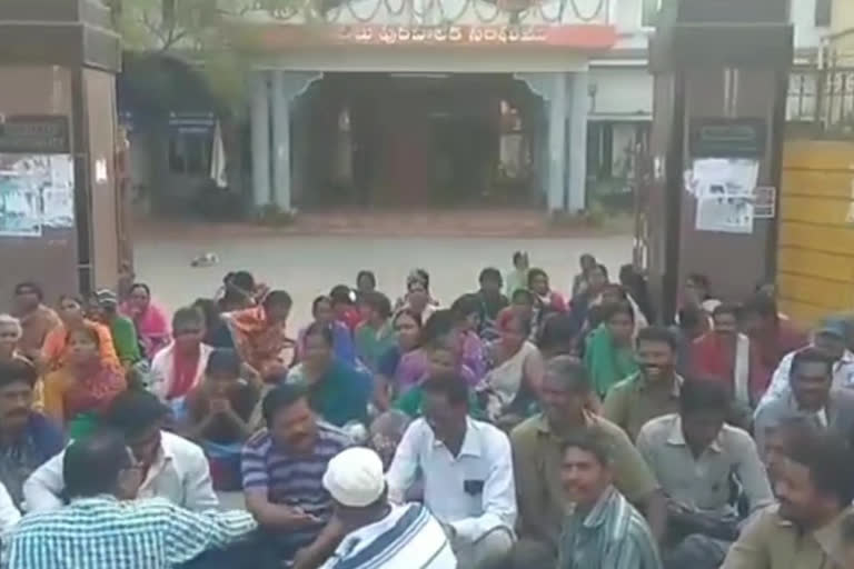 municipal workers protest in gunthakal at ananthapur district