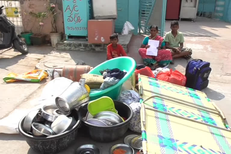 for maintaing illegal relations a mother harras her suns and get them out  in guntur dst nararaopeta