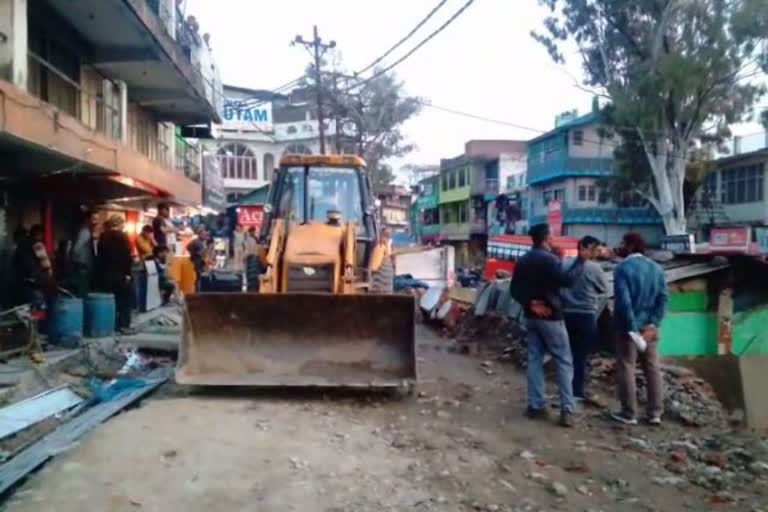 JCB on shops of Hamirpur bus stand