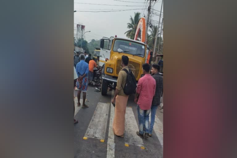 ടിപ്പറും സ്‌കൂട്ടറും കൂട്ടിയിടിച്ച് അപകടം; സ്‌കൂട്ടര്‍ യാത്രികന്‍ മരിച്ചു  ടിപ്പറും സ്‌കൂട്ടറും കൂട്ടിയിടിച്ച് അപകടം  കൊല്ലം  കൊട്ടാരക്കര എം.സി റോഡ്