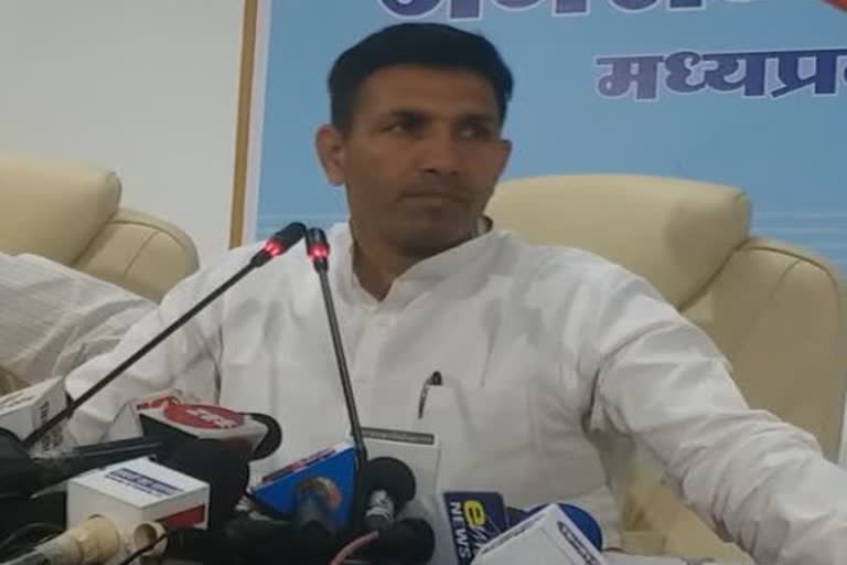 mla-rambai-and-bisahulal-singh-came-out-of-the-hotel-bhopal