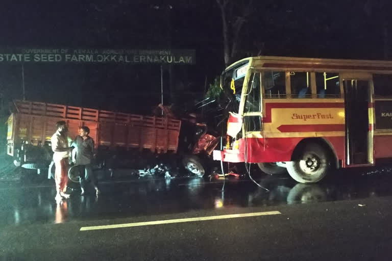 KSRTC  lorry  collision  driver  കെ.എസ്.ആർ.ടി.സി  ലോറി  ഡ്രൈവർ മരിച്ചു.  പെരുമ്പാവൂർ  എം.സി റോഡ്  ഒക്കൽ വില്ലേജ് ഓഫീസ്