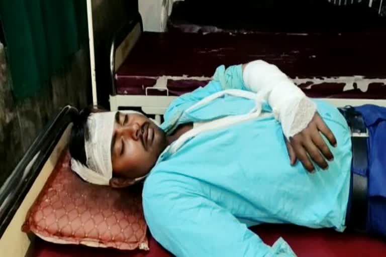 Chatra Police, journalist attacked in Chatra, Chatra Sadar Hospital, crime in chatra, चतरा पुलिस, चतरा में पत्रकार पर हमला, चतरा सदर अस्पताल