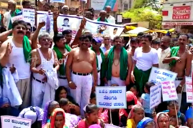 Different protest, Different protest in Hubballi, Hubballi Different protest news, ವಿನೂತನ ಪ್ರತಿಭಟನೆ, ಹುಬ್ಬಳ್ಳಿಯಲ್ಲಿ ವಿನೂತ ಪ್ರತಿಭಟನೆ, ಹುಬ್ಬಳ್ಳಿ ವಿನೂತನ ಪ್ರತಿಭಟನೆ ಸುದ್ದಿ,