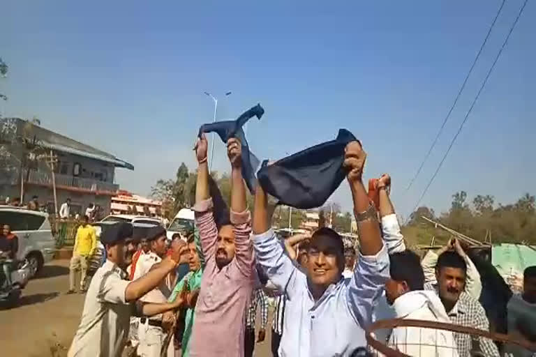 Congressmen showed black flags on road shows of BJP leaders in agar