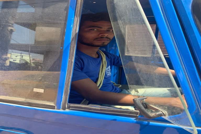 Auto driver wear rope seat belt in Jaipur