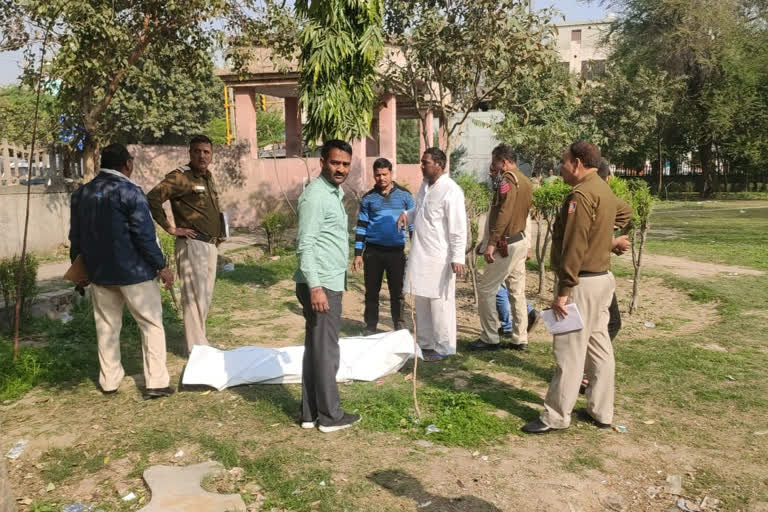 dead body of a youth found in the park of Mangolpuri in Delhi