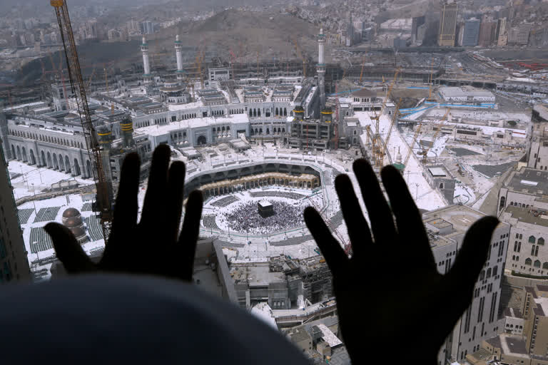 Saudi Arabia bans all pilgrims from Mecca