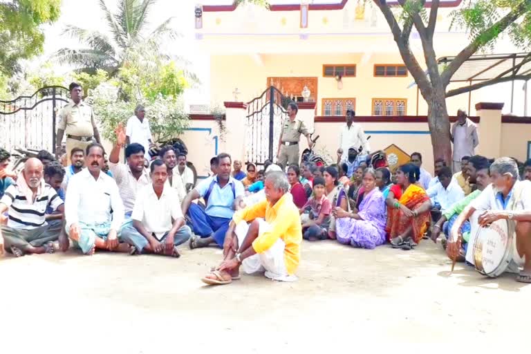 baddenapalli shcedule caste people protest at former sarpunch house