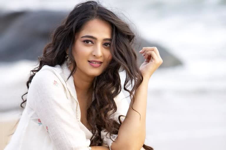 Anushka Shetty dating with tollywood director prakash kovelamudi