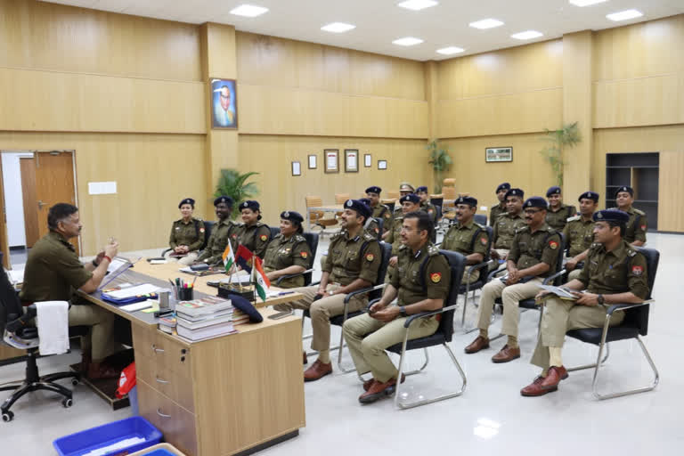 Noida Police Commissioner Alok Singh meeting with officers and police station in-charge