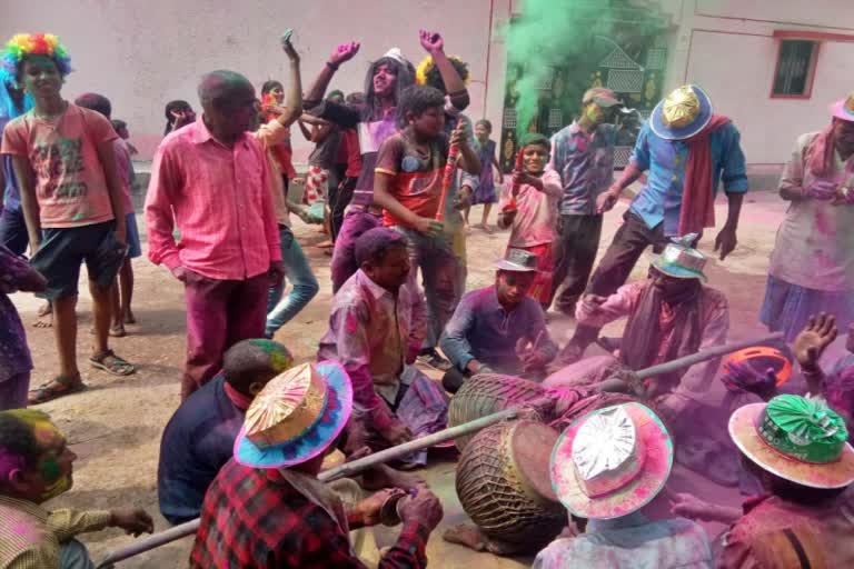 Holi is celebrated in Dhamtari a week in advance