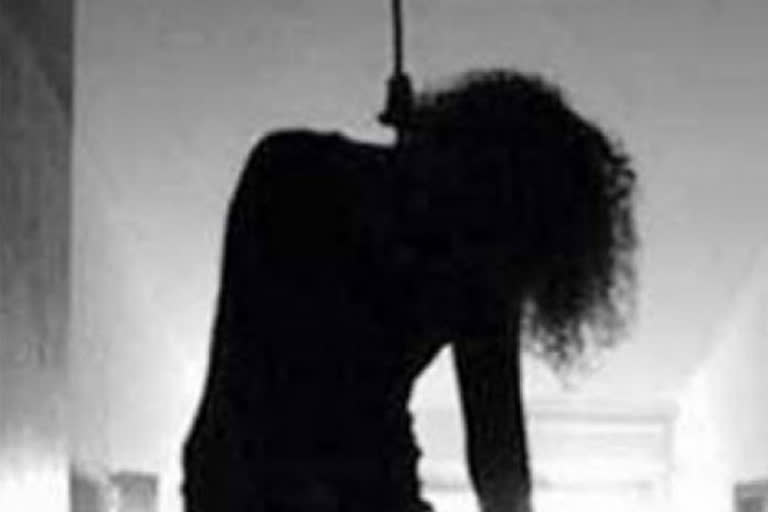 Woman WhatsApps photo of suicide