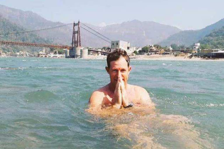 jonty rhodes takes a dip in holy ganga river talks about spiritual benefits