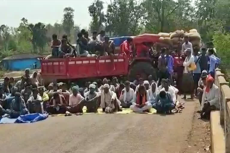 farmers blocked the road in Antagarh kanker