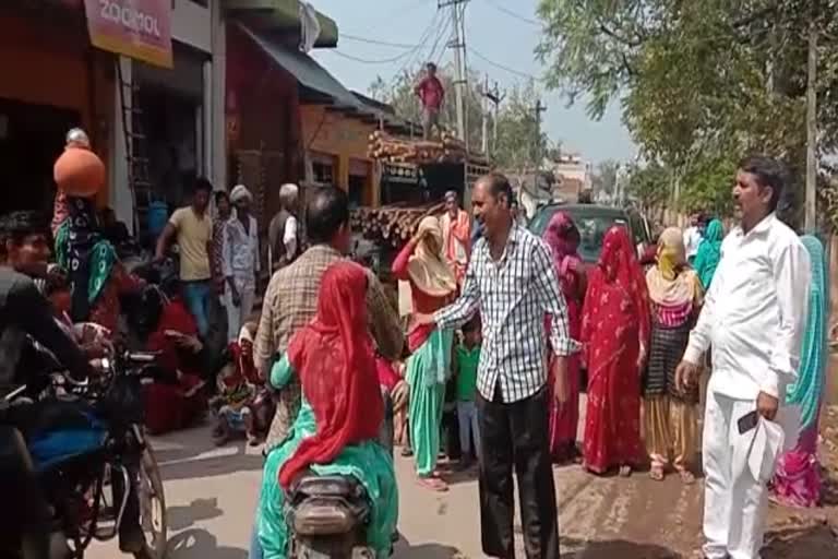 रोड पर ही धरना दिया, Strike on road