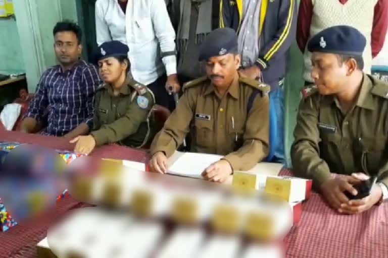 4 people arrested with illegal liquor in dhanbad