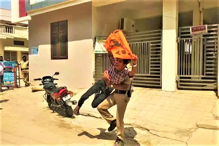 ABVP leaders protest at minister harish rao house