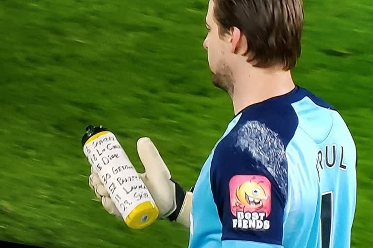 shootout-hero-krul-had-penalty-taker-notes-written-on-his-water-bottle