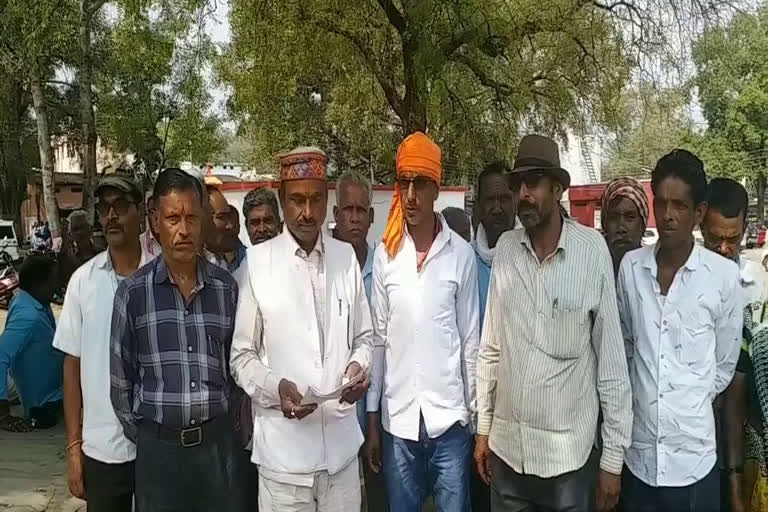 gang-man-labors-reaches-shahdol-collectorate-with-respect-to-their-stagnant-salary