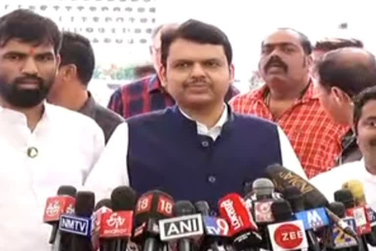 devendra fadnavis notice