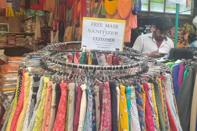 unique initiative of shopkeepers in Sarojini Nagar Market delhi