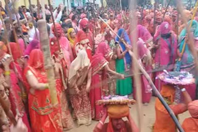 holi celebrating in mathura