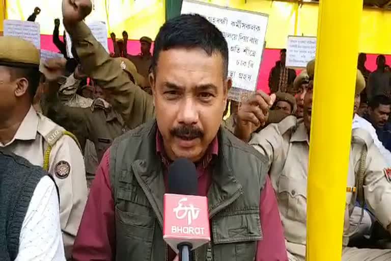 চৰকাৰ বিৰোধী শ্ল'গানেৰে লাষ্ট গেট উত্তাল গৃহৰক্ষী জোৱানৰ