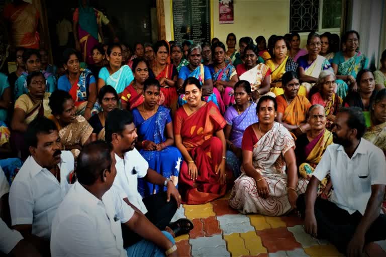 குடிநீர் இணைப்பு கேட்டு பொதுமக்கள் போரட்டம் தூத்துக்குடி குடிநீர் இணைப்பு கேட்டு பொதுமக்கள் போரட்டம் குடிநீர் பிரச்சனை Public hearing on drinking water connection Thoothukudi Public hearing on drinking water connection Thoothukudi drinking water Issues