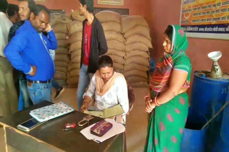 Investigation and raids in the ration shops of Orange in raipur